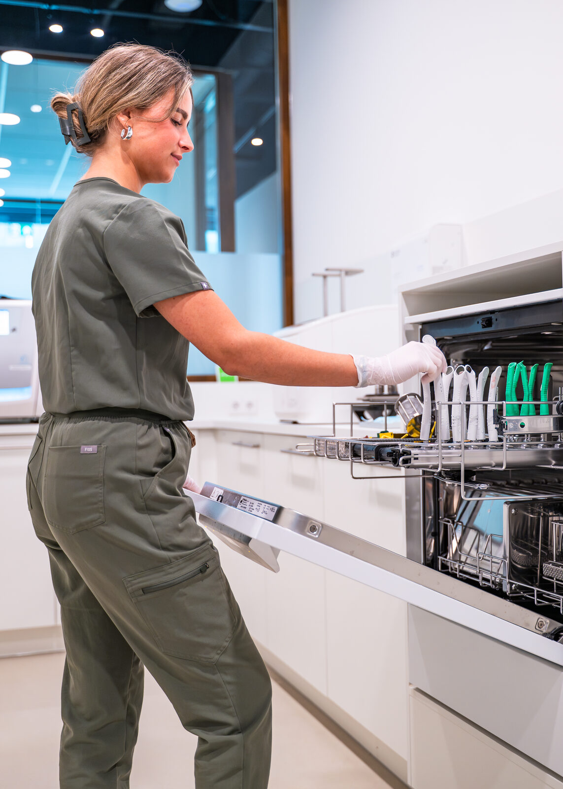 Een assistent aan het werk in de behandelkamer
